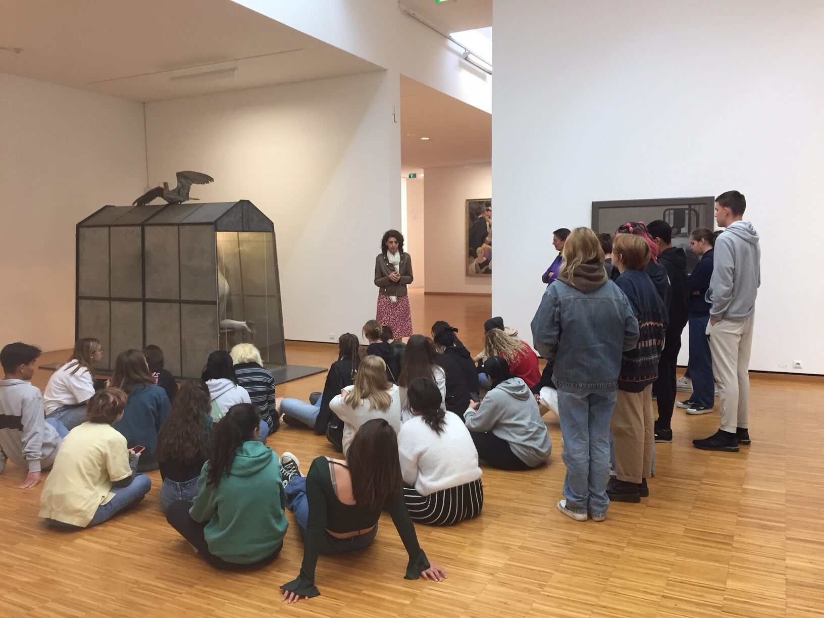 Les élèves écoutent la guide du Musée de Grenoble